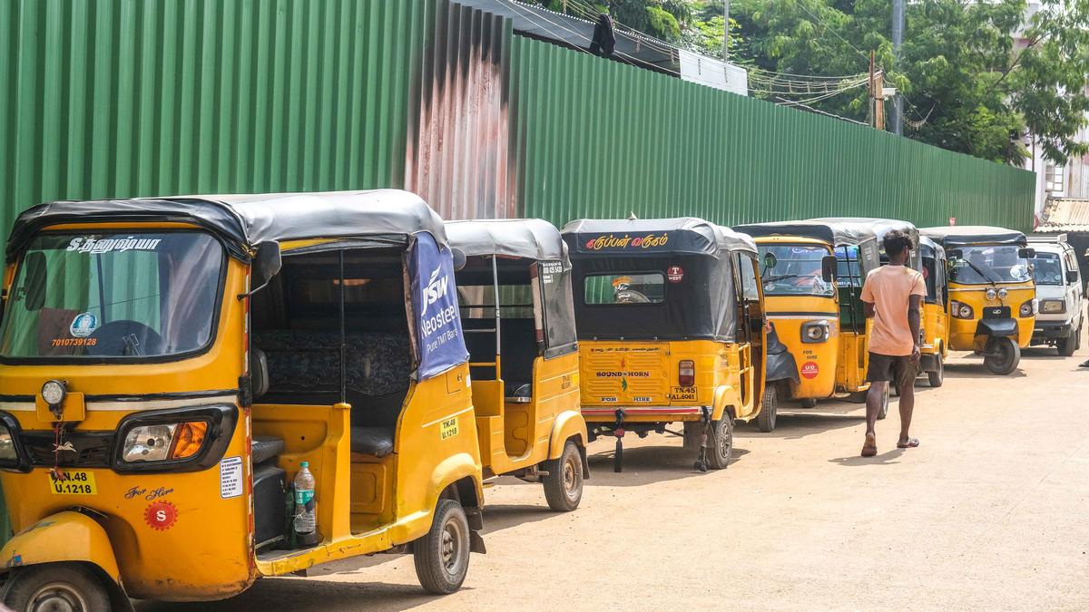 Haphazard autorickshaw parking, dust from construction work cause discomfort to patients and staff at govt. hospital in Tiruchi